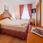 Royal Cortina Отель