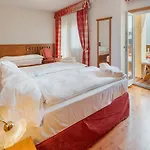 Royal Cortina Отель